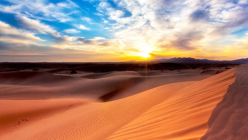 منظره غروب خورشید در میان رمل‌های کویر مصر